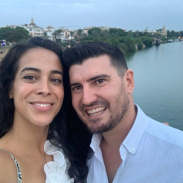 Suárez y Sara junto al río en Sevilla
