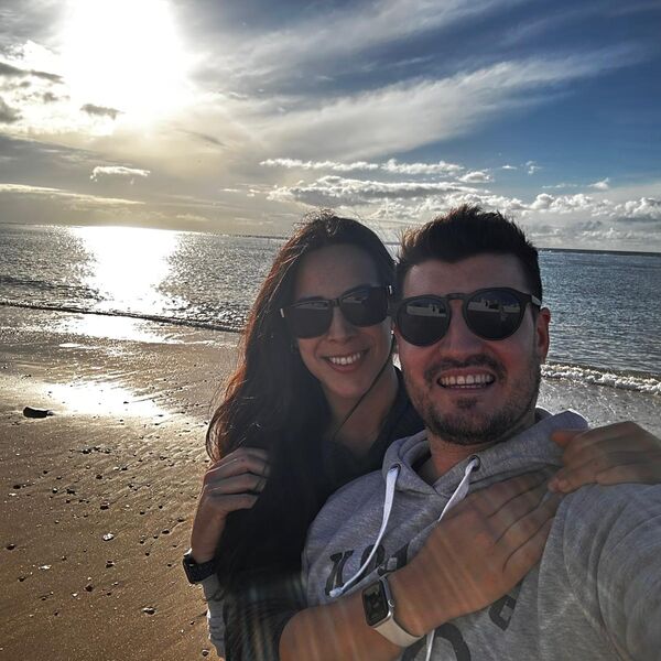 Suárez y Sara en la playa al atardecer