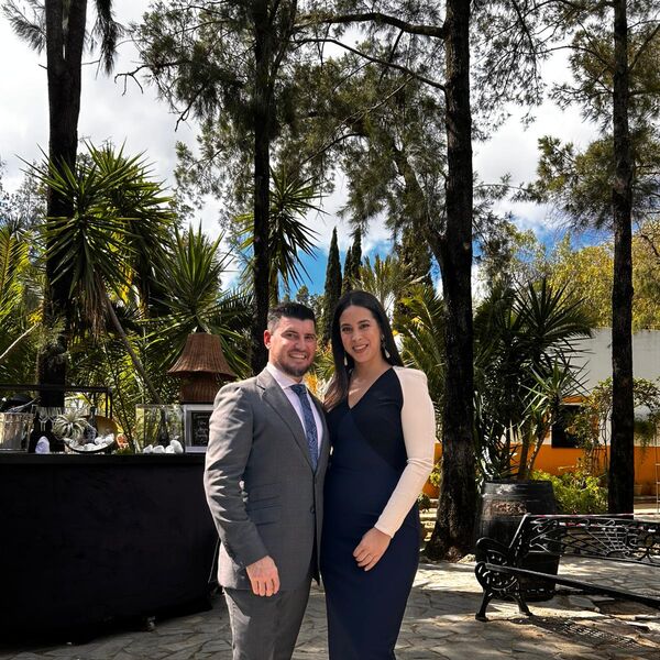 Suárez y Sara vestidos de fiesta en un jardín