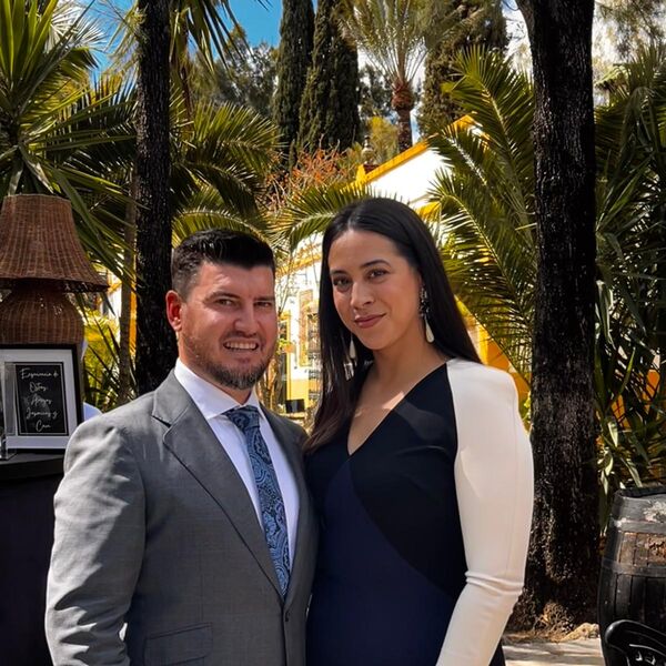 Suárez y Sara en una boda de invitados