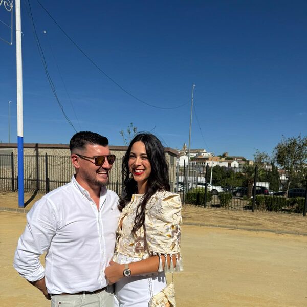Suárez y Sara paseando un día de sol