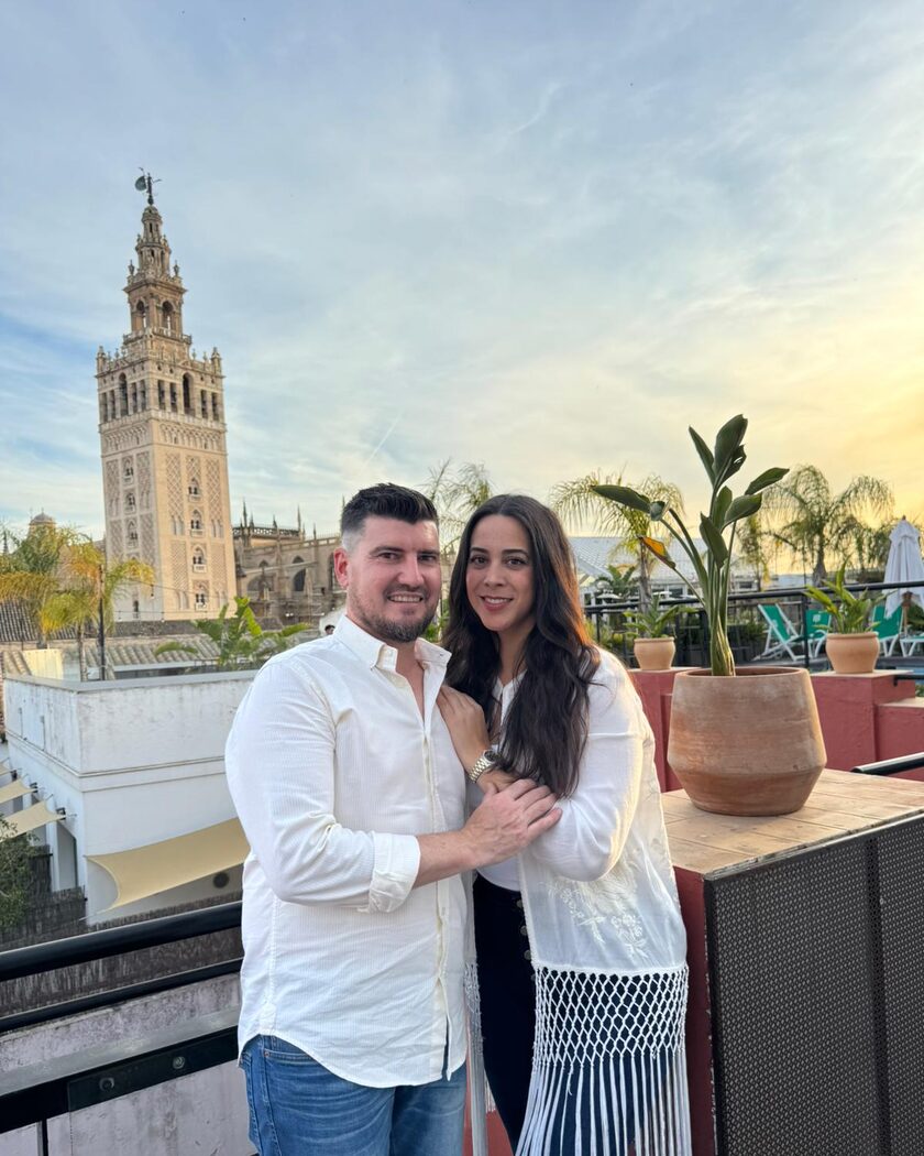 Suárez y Sara en una azotea de Sevilla, con la Giralda al fondo